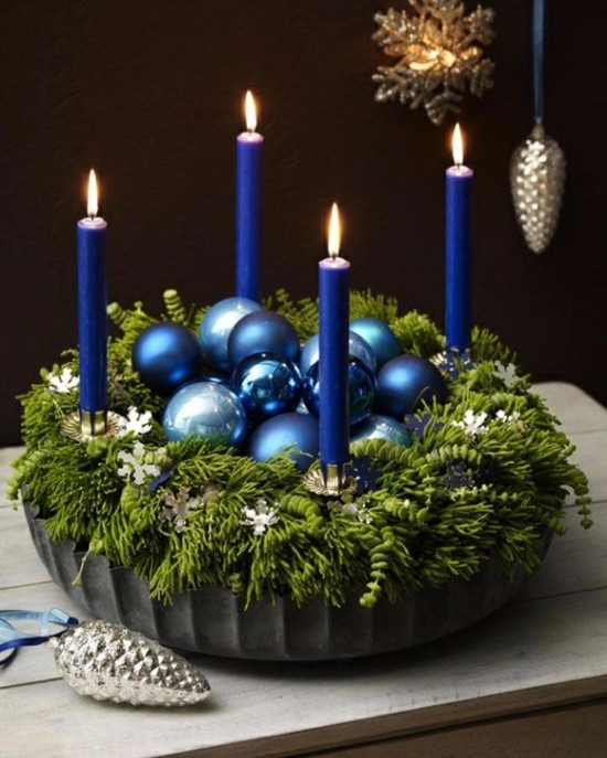 außergewöhnliche adventskränze blaue kerzen kuchenform
