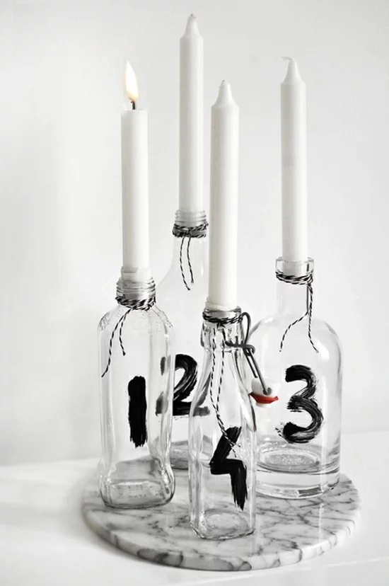 minimalistischen adventskranz dekorieren mit glasflaschen
