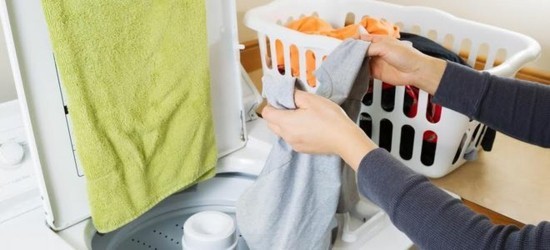 wachsflecken entfernen aus kleidung wäsche waschen