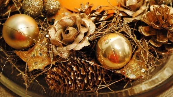 weihnachten kerzen goldene deko kugeln