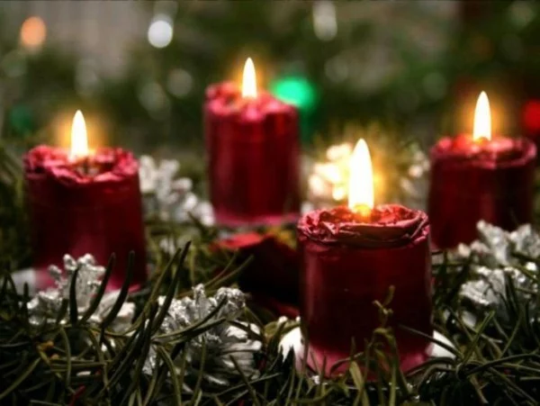 weihnachtskranz und rote dekorative kerzen weihnachten kerzen
