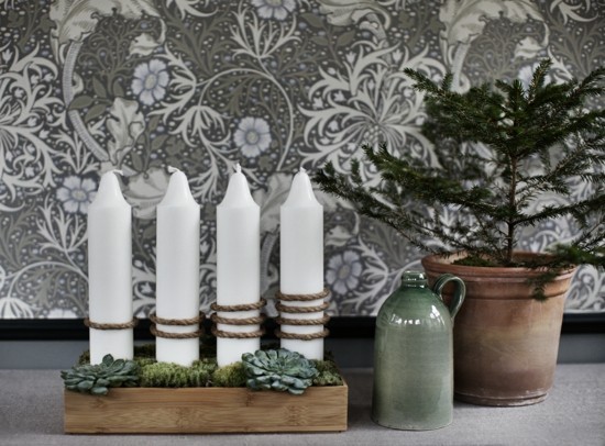 weiße kerzen adventskranz dekorieren im skandinavischen stil