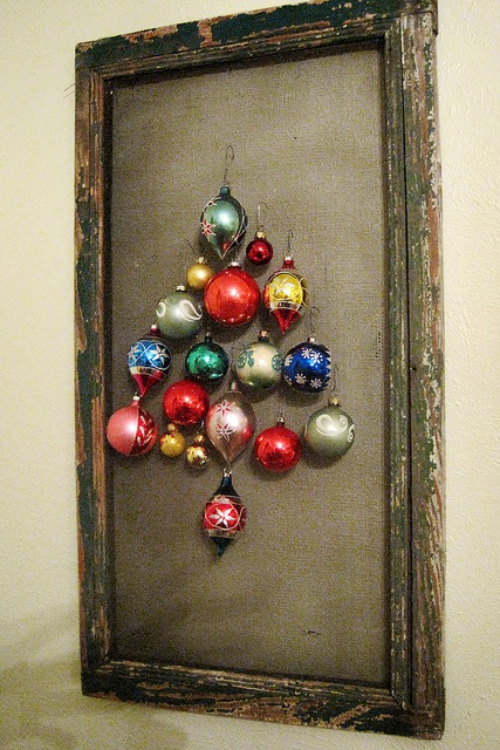 Christbaum traditionell oder ausgefallen schmücken Weihnachtskugeln in Form einer Tanne im alten Bilderrahmen