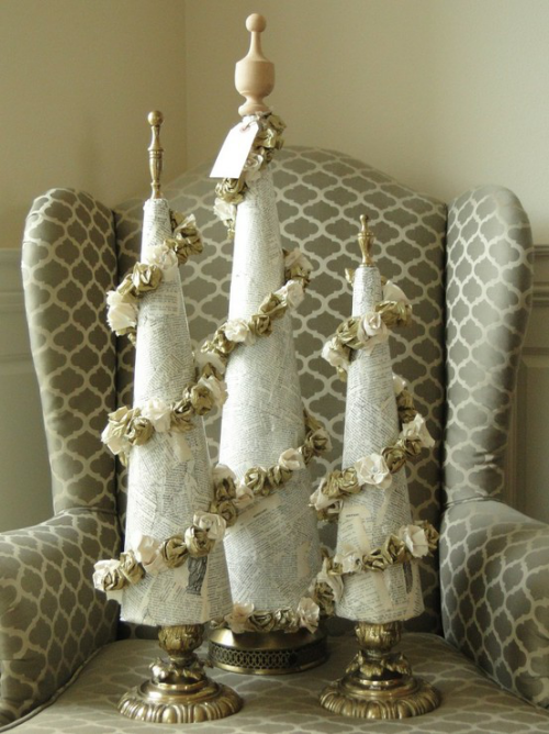 Christbaum traditionell oder ausgefallen schmücken alte Schachfiguren als kleine Tannen dekoriert