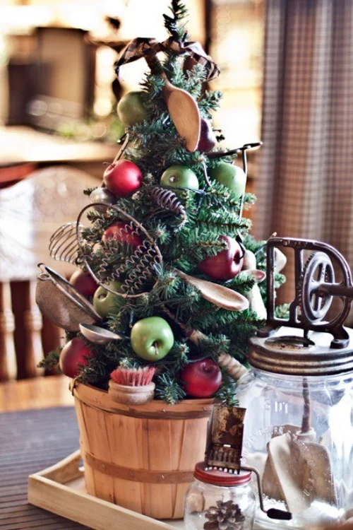 Christbaum in der Küche mit Obst und Küchenutensilien dekorieren