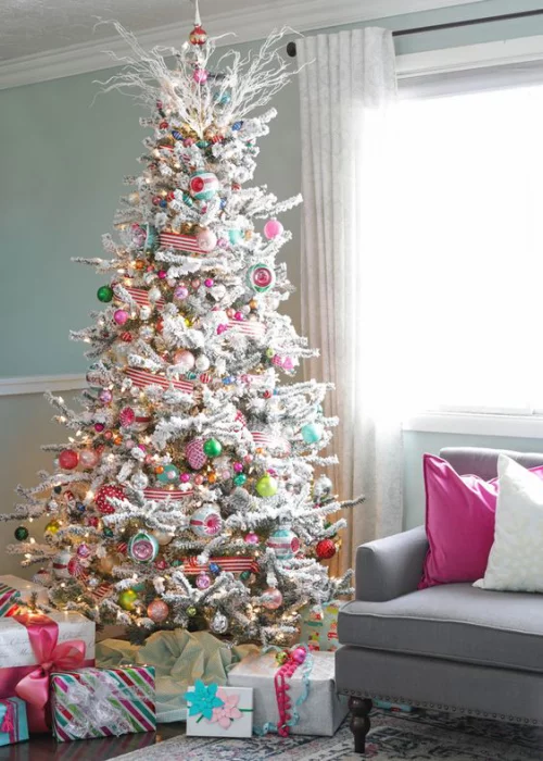Unter dem geschmückten Christbaum liegen die Weihnachtsgeschenke