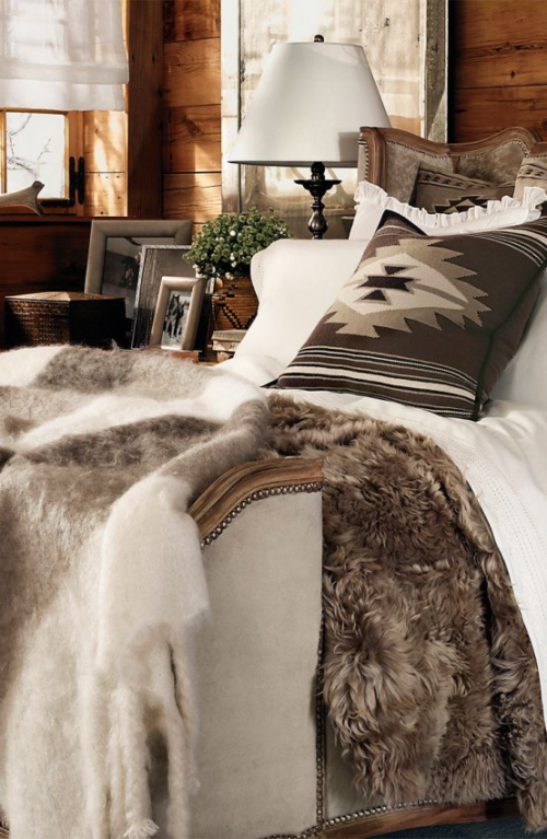 Gemütliches Schlafzimmer im Winter gestalten Beige und Braun weißer Hintergrund Kissen mit Ethno-Muster Kunstfell Lampe