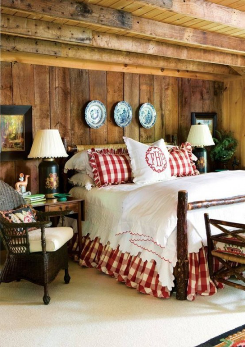 Gemütliches Schlafzimmer im Winter gestalten Karomuster rot weiß Holzdecke Holzwand Wandteller Lampen Bilder