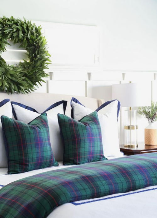 Gemütliches Schlafzimmer im Winter gestalten Kranz Bettwäsche Karomuster blau grün Kissen