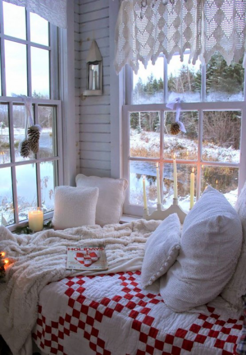 Gemütliches Schlafzimmer im Winter gestalten Tageslicht mit Kerzenlicht kombinieren