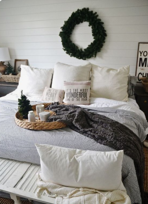 Gemütliches Schlafzimmer im Winter gestalten grüner Weihnachtskranz