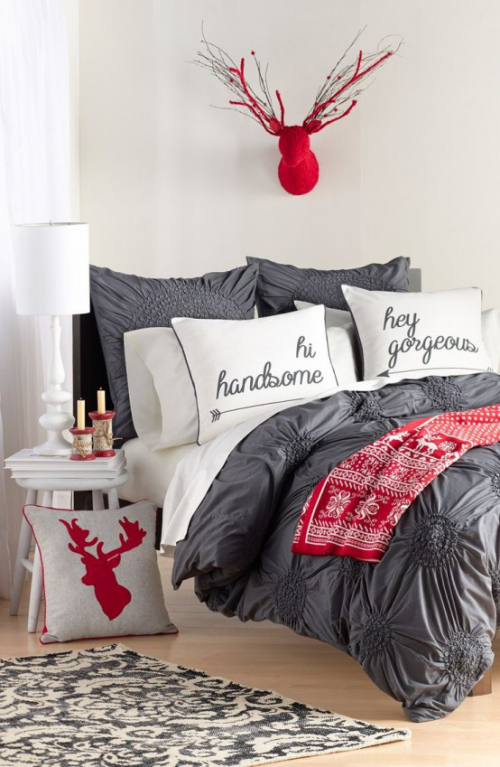 Gemütliches Schlafzimmer im Winter gestalten modernes Ambiente rote Akzente Hirschgeweih