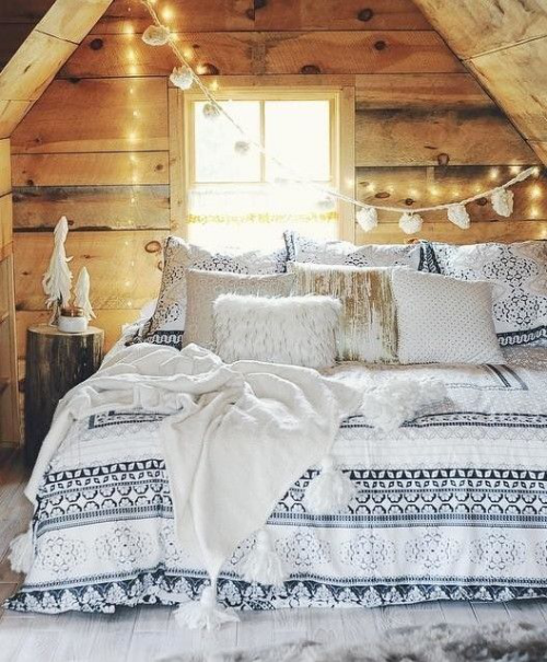 Gemütliches Schlafzimmer im Winter gestalten rustikales Ambiente Holz dekorative kette Kunstfell Kissen