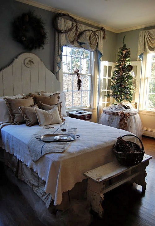 Gemütliches Schlafzimmer im Winter gestalten rustikales Ambiente kleiner Christbaum in der Ecke vor dem Fenster