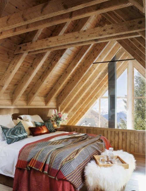 Gemütliches Schlafzimmer im Winter gestalten unter der Dachschräge viel Holz