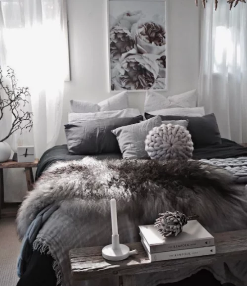 Gemütliches Schlafzimmer im Winter gestalten weiß grau schwarz Kunstfell Wurfdecke Kissen ansprechendes Ambiente
