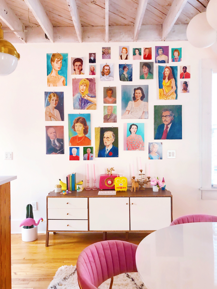 Mehr Farbe im Interieur farbenfrohes Wohnzimmer Wandbilder Porträts toller Blickfang