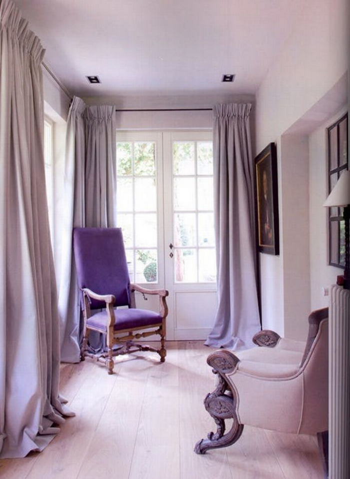 Mehr Farbe im Interieur ganz persönliche Ecke am Fenster verschiedene Flieder Nuancen Sessel Gardinen