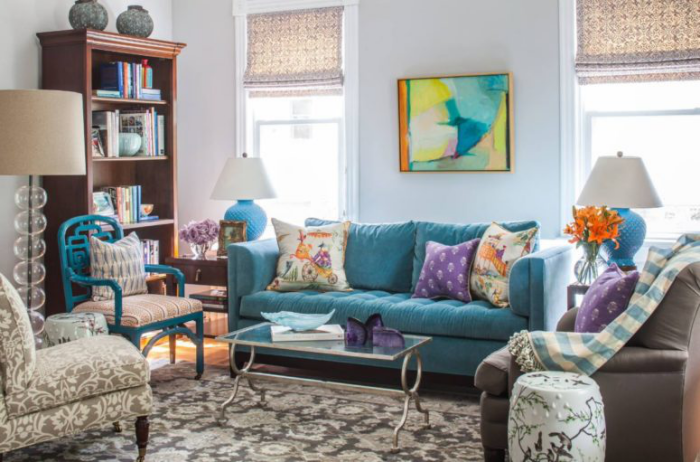 Mehr Farbe im Interieur schickes gemütliches Wohnzimmer Grau und Blau Lampen Bild