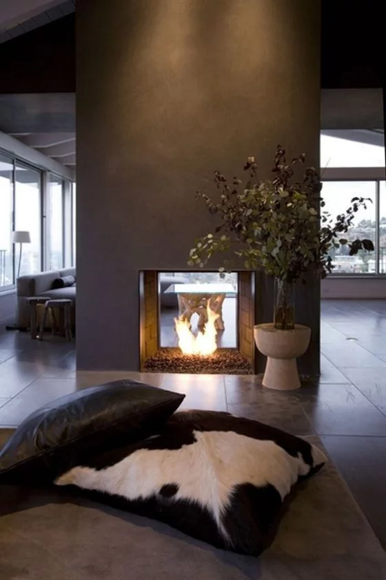 Moderne Kamine doppelseitiges Modell schickes Interieur Wohnzimmer Sitzkissen Gemütlichkeit