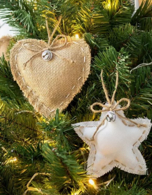 Rustikale Weihnachtsdeko Stern Herz aus Hanf alte Stoffreste am Christbaum