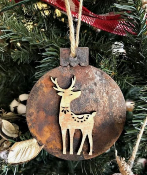 Rustikale Weihnachtsdeko selber basteln aus Alt mach Neu Ornament mit Hirsch
