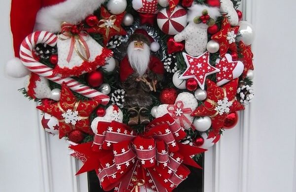 Weihnachtskranz an der Tür als moderne Deko - so klappt es!