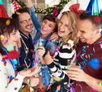 5 lustige Partyspiele zu Silvester – den Jahreswechsel mit herzlichem Lachen zelebrieren