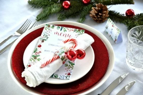 serviettenringe weihnachten basteln mit geschenkpapier zuckerstange