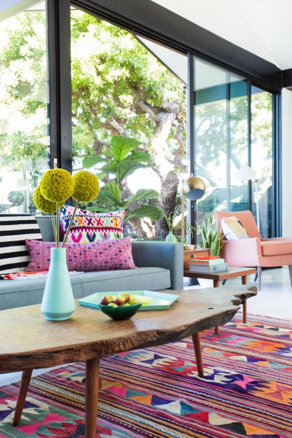 Aktuelle Farbpaletten im Wohnzimmer 2020 bunter gemusterter Teppich Tisch viel Grün