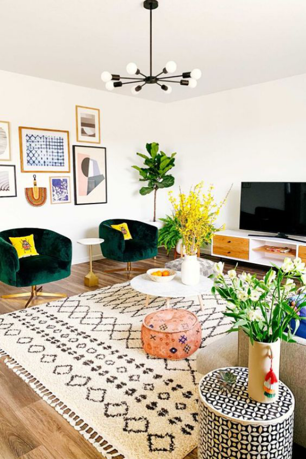 Aktuelle Farbpaletten im Wohnzimmer 2020 buntes Zimmer viele leuchtende Farben weiße Wände weißer gemusterter Teppich
