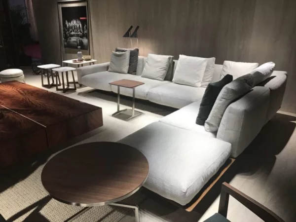 Aktuelle Farbpaletten im Wohnzimmer 2020 schickes Wohnzimmer neutrale Farben Weiß Grau eingefärbtes Holz