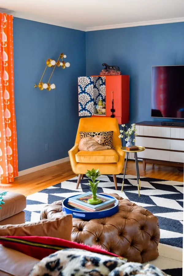 Aktuelle Farbpaletten im Wohnzimmer 2020 zu viele leuchtende Farben blaue Wände sonnengelber Sessel