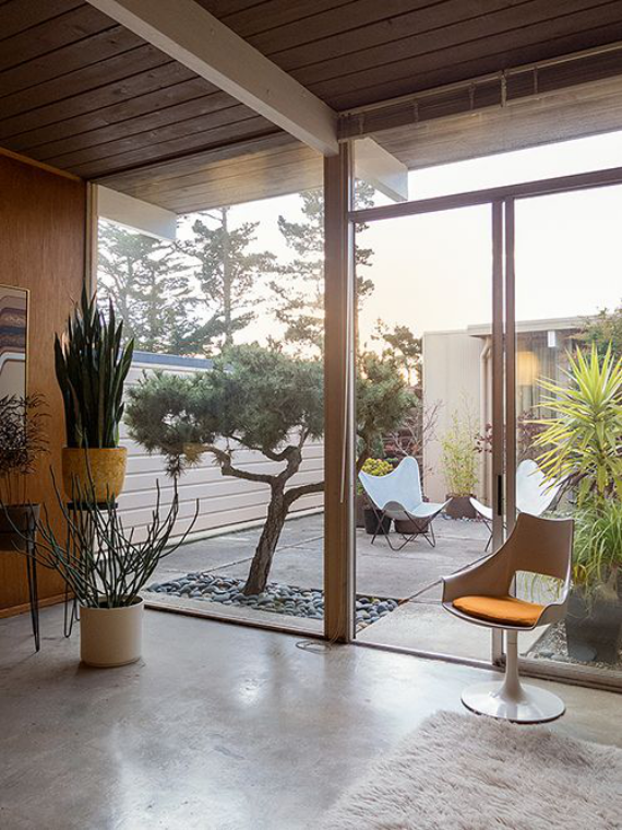 Innenhof stilvoll gestalten einladend komfortabel minimalistisches Design drinnen Zen-Garten draußen