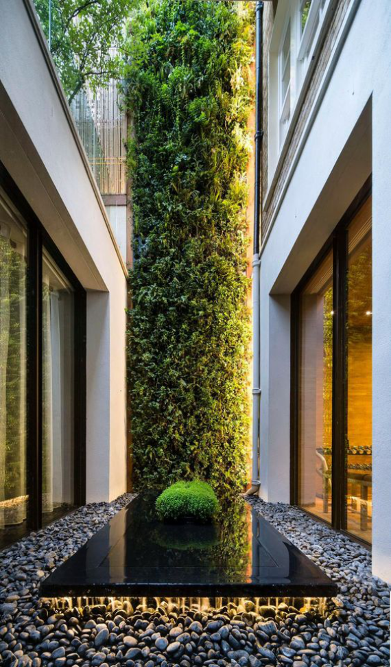 Innenhof stilvoll gestalten perfekte Deko Säule mit Gras und Moos bedeckt tolle Idee