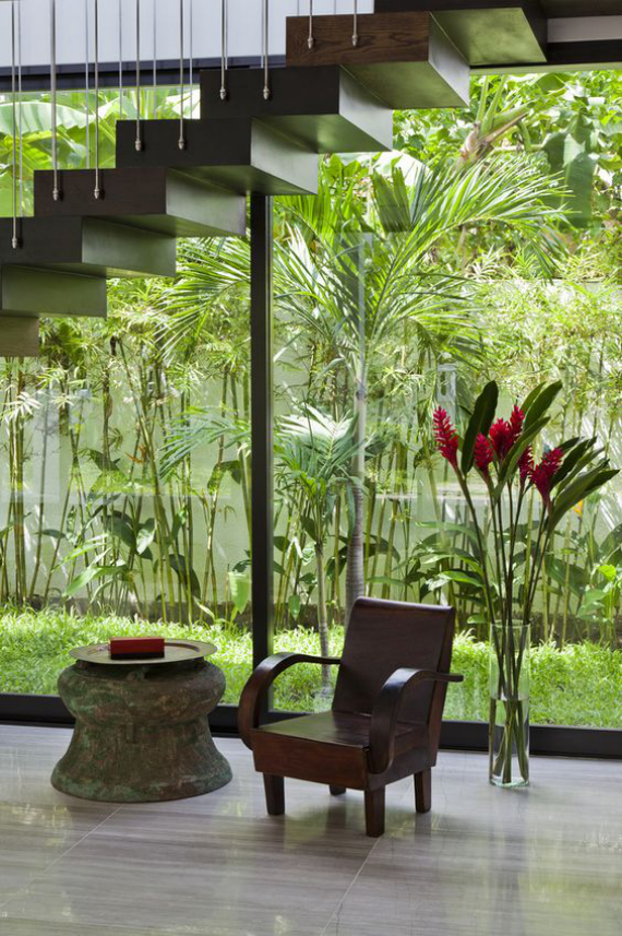 Innenhof stilvoll gestalten viele grüne Pflanzen draußen üppiges Grün tropisches Flair