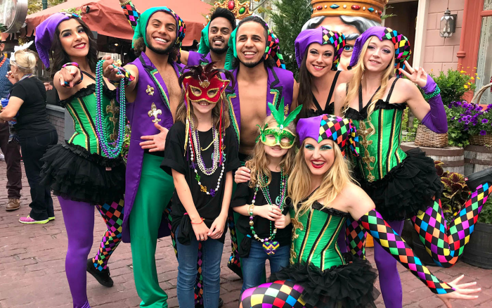 Mardi Gras Karneval feiern auf Amerikansich Perlenkette aus Plastikperlen in Violett Goldgelb Grün sehr beliebt