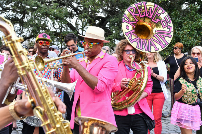 Mardi Gras Karneval feiern auf Amerikansich Staßenmusiker in New Orleans Wiege der Jazzmusik