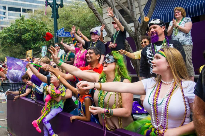 Mardi Gras Karneval feiern auf Amerikansich Zuschauer Touristen warten aus zugeworgene Perlenpetten