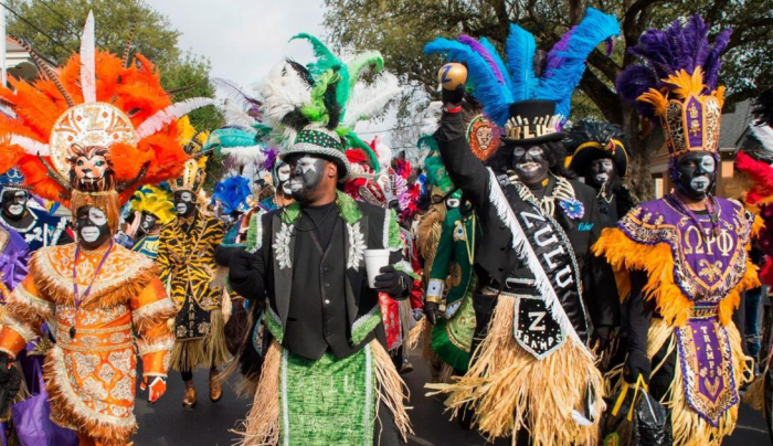 Mardi Gras Karneval feiern auf Amerikansich verkleidet bunte Masken festlicher Umzug durch die Straßen von New Orleans