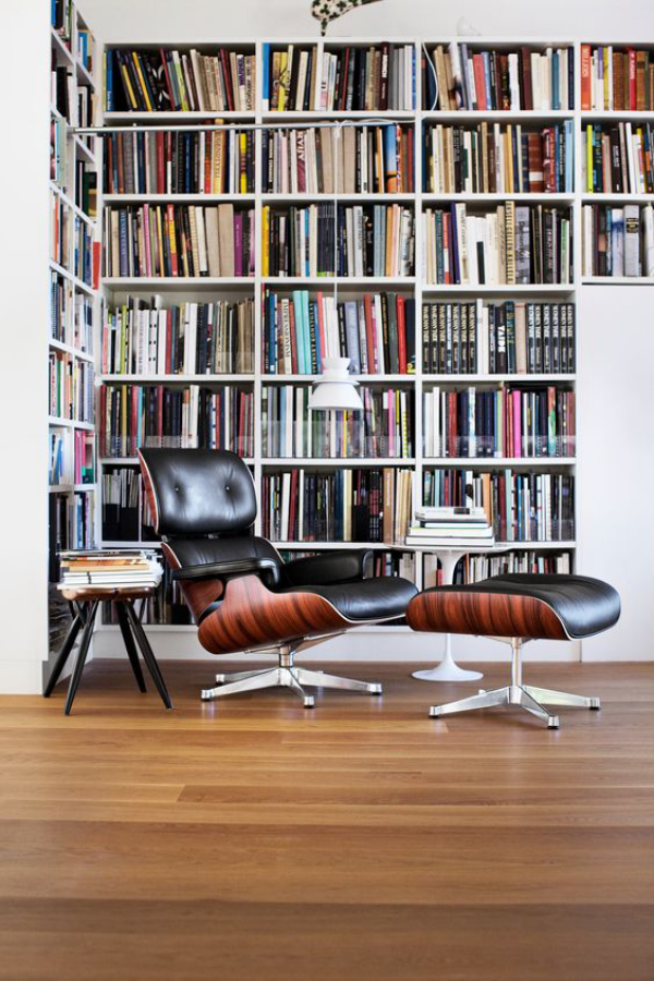 Moderne Hausbibliothek Bücherregale bequemer Sessel Beistelltisch Hocker Gemütlichkeit pur