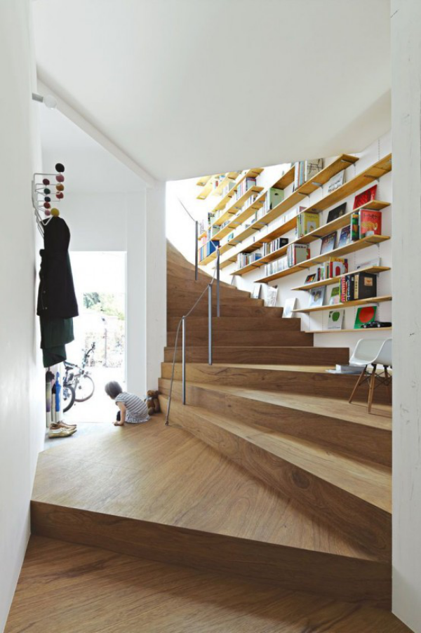 Moderne Hausbibliothek Bücherregale im Treppenhaus sehr cooler Look