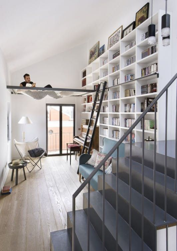 Moderne Hausbibliothek Hängematte Treppe weißes Ambiente super modern