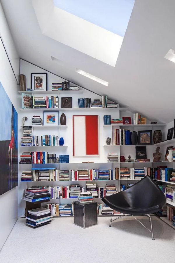 Moderne Hausbibliothek Raum unter der dachschräge kreativ cool gestalten