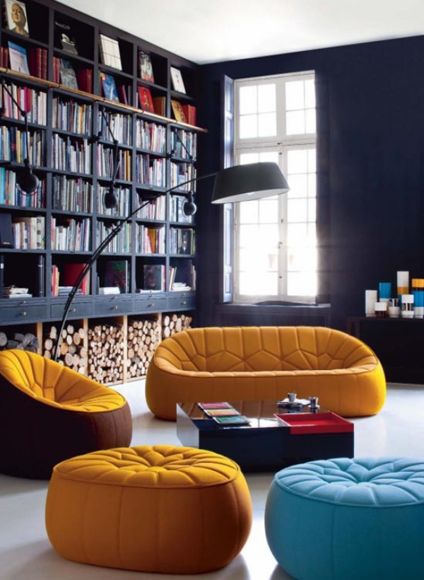 Moderne Hausbibliothek Sitzmöbel in grellen Farben Bogenlampe schickes Raumdesign