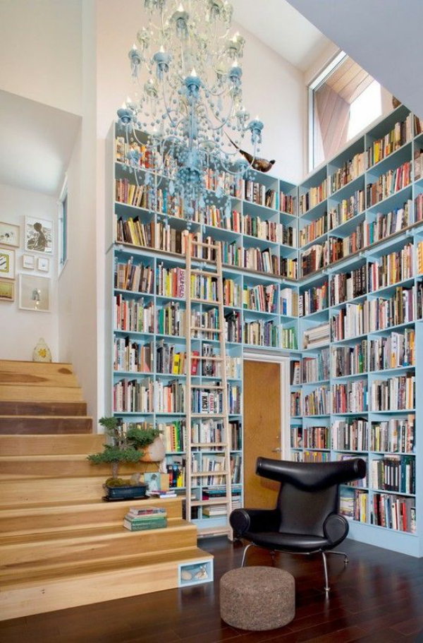 Moderne Hausbibliothek- dafür jede freie Wand nutzen auch neben der Treppe