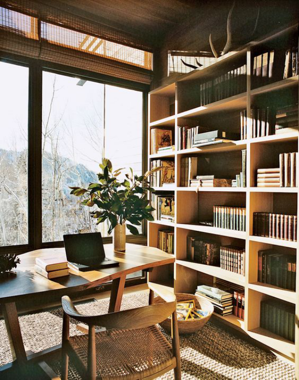 Moderne Hausbibliothek in warmen Holzfarbtönen viel natürliches Licht