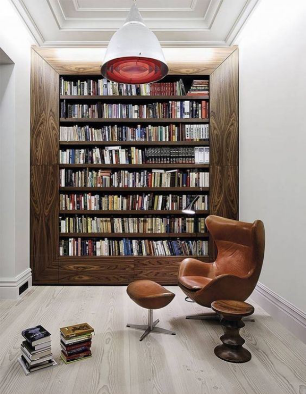 Moderne Hausbibliothek klassische Bücherwandgestaltung Ledersessel vorne