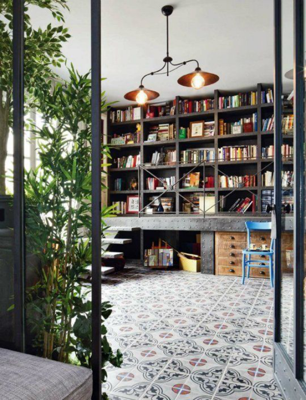 Moderne Hausbibliothek klassisches Raumdesign viele Grünpflanzen ansprechende Atmosphäre