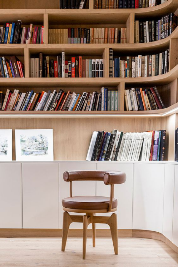 Moderne Hausbibliothek rundes Design Sessel Gemütlichkeit pur